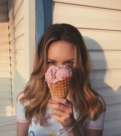 Ice cream photography Photoshoot With Ice Cream, People With Ice Cream Photography, Ice Cream Photo Shoot Ideas, Ice Cream Photoshoot Aesthetic, Ice Cream Poses Photo Ideas, Ice Cream Pics Aesthetic, Gelato Photoshoot Ideas, Ice Cream Poses Instagram, I’ve Cream Photoshoot