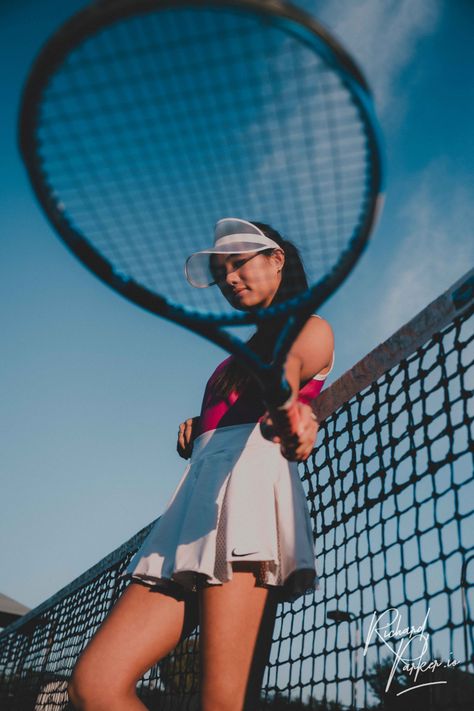 Poses For Tennis Pictures, Cute Tennis Picture Poses, Badminton Photoshoot Ideas, Tennis Banner Poses, Tennis Outfit Photoshoot, Creative Tennis Photography, Tennis Aesthetic Photoshoot, Tennis Studio Photoshoot, Tennis Portrait Photography