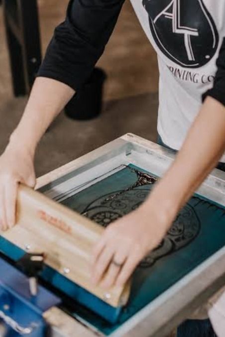 Screen Printing Fashion, Screen Printing Workshop, Screen Printing Aesthetic, Screenprinting Shirt, Screen Printing Ceramics, Jersey Futsal, Screen Printing Business, Silkscreen Printing, Streetwear Denim