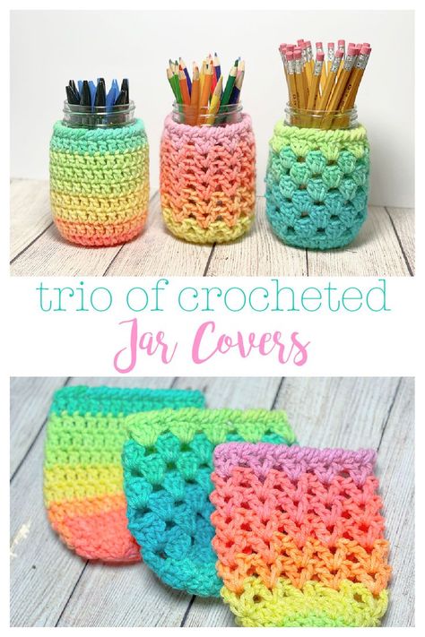 Make a cute storage solution for your school supplies, office supplies, craft supplies, or anything else you want, with these crocheted jar covers that fit on a pint size mason jar. The pattern includes three different stitch versions so you can make all three or the one you like the best. Perfect for holding pens and pencils, crochet hook, paintbrushes, etc. Crochet Supply Organization, Crochet Supplies Organization, Free Crochet Mason Jar Cover Patterns, Crochet Pickles In A Jar, Crochet Ideas For Office, Mason Jar Koozie Crochet, Crochet Dab Pen Holder Pattern, Pencil Holder Crochet Free Pattern, Storage For Crochet Supplies