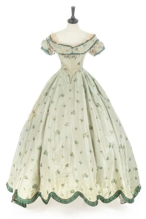 Evening dress ca. 1860From Kerry Taylor Auctions Shadow Dress, Moda Medieval, Gaun Abad Pertengahan, Historical Gowns, 1860 Fashion, Mode Tips, 1800s Fashion, Period Dress, 19th Century Fashion