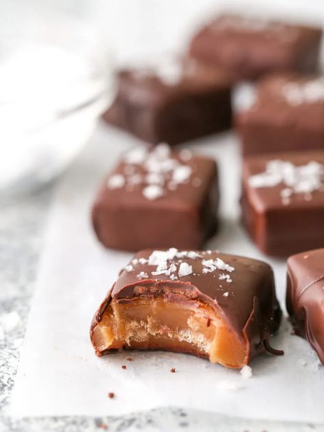 Caramel Balls, Chocolate Covered Caramels, Caramels Recipe, Completely Delicious, Candy Maker, Chocolate Candy Recipes, Candy Recipes Homemade, Recipes Chocolate, Soft Caramel