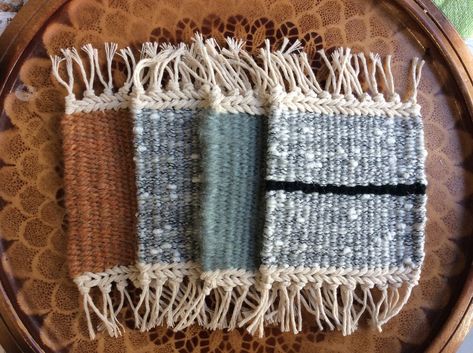 Woven Patterns Textiles, Mini Weaving Projects, Weaving Coasters, Weaving Projects Beginners, Woven Coaster, Weaving For Beginners, Diy Loom, Weaving Workshop, Mini Weaving