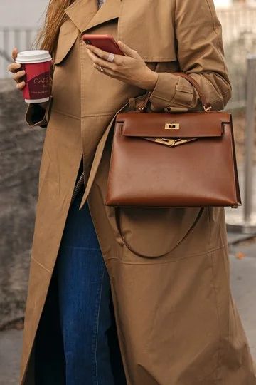 Fashion Trends: 20 street style photos that prove brown is the new black | Vogue Paris Double Denim, Sac Hermes Kelly, Chanel 19, Hermes Kelly Bag, Street Style Bags, Moda Paris, Bag Obsession, All Black Looks, Kelly Bag