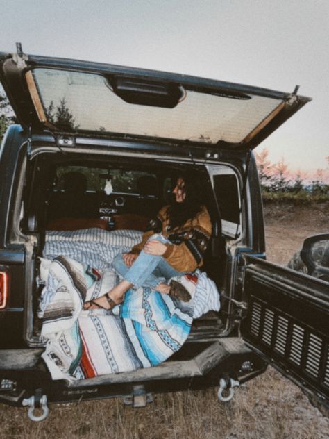 girl camping and sitting in a jeep wrangler filled with blankets Jeep Camping Ideas, Granola Girl Car, Jeep Wrangler Camping, Couple Camping, Jeep Adventure, Outdoorsy Girl, Camping Girl, Jeep Lifestyle, Road Trip Outfit