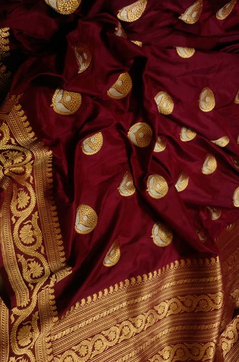 Maroon Handloom Banarasi Pure Katan Silk Sona Roopa Boota Saree Banarsi Sari, Pattu Sarees Wedding, Red Saree Wedding, Bridal Lehenga Blouse Design, Maroon Saree, Banaras Sarees, Bridal Sarees South Indian, South Silk Sarees, Saree Jewellery