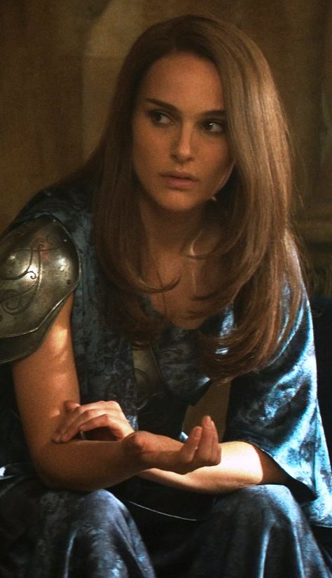 Natalie Portman Thor, Jane Foster Thor, Female Avengers, Mcu Cast, Female Thor, Dc Comics Girls, Jane Foster, Cast Photos, Marvel Background