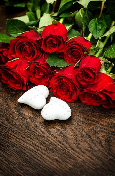 Rose Day Pic, Beste Gif, Rose Pic, Flowers For Valentines Day, Love Rose Flower, Rose Day, Valentines Day Pictures, Valentine Images, Red Rose Bouquet