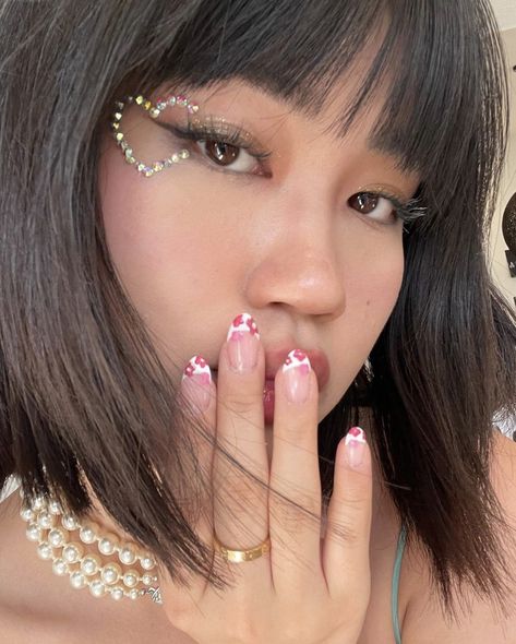 Makeup Looks Jewels, Hair For Taylor Swift Concert, Guts Tour Makeup, Easy Rave Makeup, Concert Makeup Looks, Starter Makeup, Taylor Swift Nails, Taylor Swift Makeup, Gem Makeup