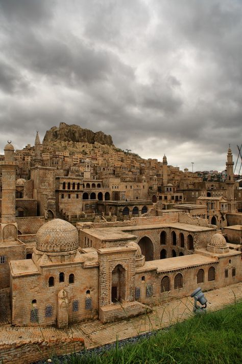 The famous stone houses of Mardin, Turkey. Ancient Architecture, Timur Tengah, Istoria Artei, Voyage Europe, Ancient City, Turkey Travel, Place To Visit, Stone Houses, Macedonia