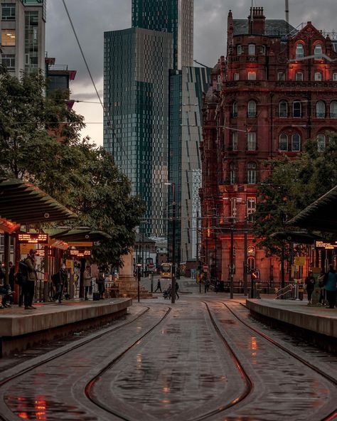 I Love MCR® on Instagram: “This city 🥰😍 📷: @bande_photography_” Manchester Night Aesthetic, Manchester Photography Locations, Manchester Street Photography, Manchester England Aesthetic, Manchester At Night, Manchester Apartment Aesthetic, Manchester University Aesthetic, Manchester Uk Aesthetic, Manchester Aesthetic Night