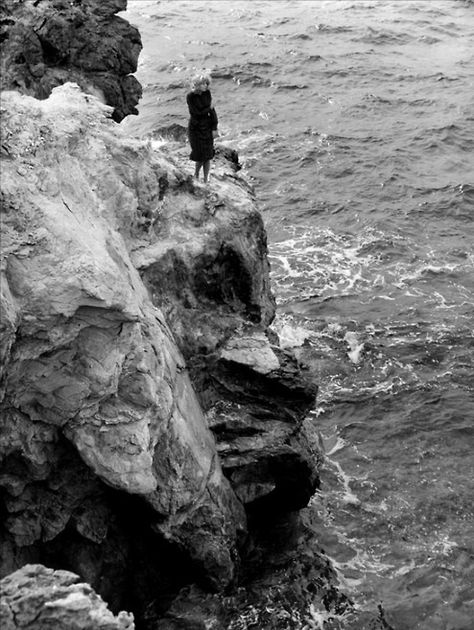 Monica Vitti in Michelangelo Antonioni's L'Avventura (1960) Nature, Existential Despair, Gena Rowlands, Michelangelo Antonioni, Septième Art, Where Is My Mind, Black And White Film, Great Films, Film Stills