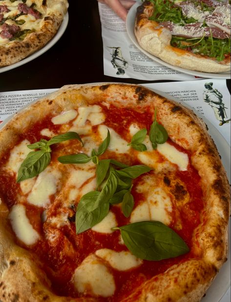 Essen, Italian Food Pizza, Flatbread Pizza Aesthetic, Italian Healthy Food, Italy Food Aethstetic, Italian Cooking Aesthetic, Aesthetic Italian Food, Alisha Aesthetic, Italian Pizza Aesthetic