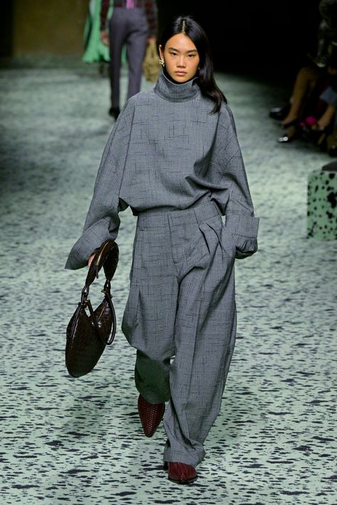 Dirndl, Fall Ready To Wear Runway, Trendy Outfits For Fall 2023, Bottega Veneta Outfit, Unisex Fashion Style, Bottega Venetta, Grey Outfit, Fall 2024, Street Style Inspiration