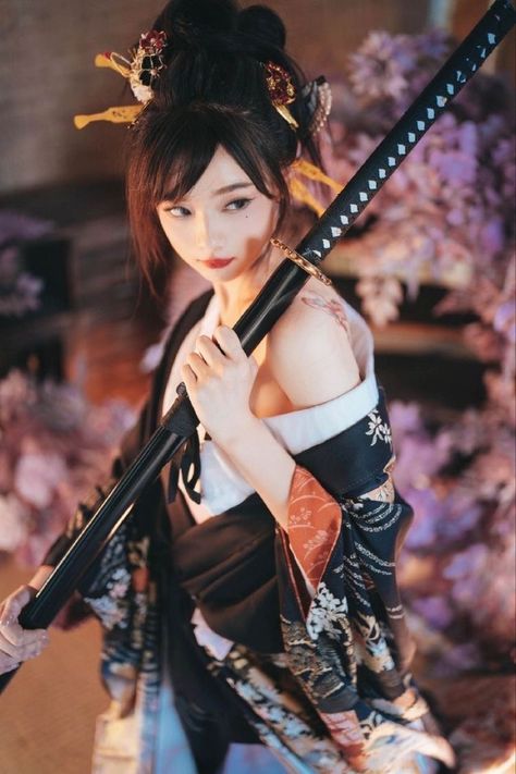 Samurai Woman, Samurai Poses, Kanji Japanese, Female Samurai, Japanese Woman, Photographie Portrait Inspiration, Female Pose Reference, Poses References, Cool Poses