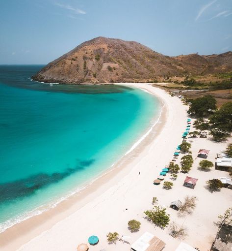 Mawun Beach Kuta Lombok is one of the most picturesque beaches that you’ll find on the Indonesia island of Lombok. Also known as Pantai Mawun,… Lombok, Kuta, Kuta Beach, Kuta Bali, Fotografi Kota, Gili Island, Beach Holidays, Best Sunset, Blue Lagoon