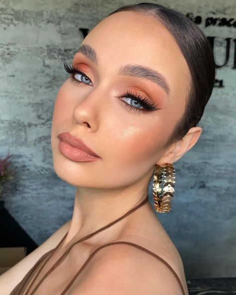 Own the Winter Weather by Sporting Apricot Crush Colored Makeup Looks Golden Peach Makeup, Colored Makeup Looks, Mecca Makeup, Peach Makeup Look, Trucco Smokey Eye, Peach Eye Makeup, Apricot Crush, Becoming A Makeup Artist, Wedding Guest Makeup