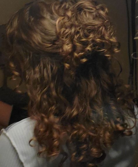 Brown Hair Curly Aesthetic, Long Wavy Hair Ponytail, Dark Brown Curly Hair Aesthetic, Faceclaims Curly Hair, Short Curly Brown Hair Aesthetic Faceless, Best Colors For Curly Hair, Brown Curly Hair Hairstyles, Curly Hair Brushed Out, Curly Hair And Bangs Hairstyles