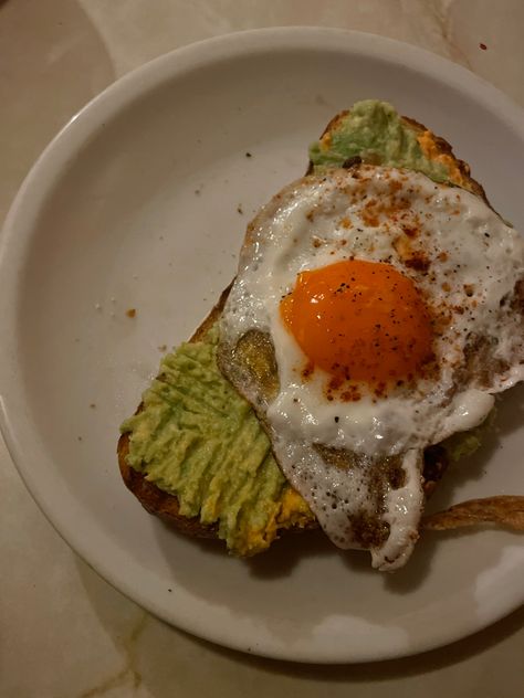 Avacado Toast Aesthetics, Essen, Avacodo Toast Ideas, Avocado Toast With Egg Aesthetic, Avocado Egg Toast Aesthetic, Avo Egg Toast, Ava Ado Toast, Eggs Avacodo, Avocados Aesthetic