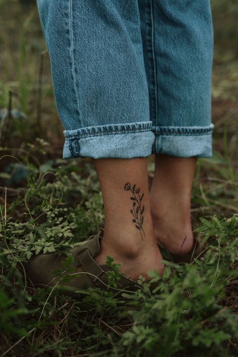 Ffa Inspired Tattoos, Half Sleeves Women Tattoo, Flower Tattoo Knee Woman, Fine Line August Flower Tattoo, Granola Tattoo Aesthetic, Woman Tattoos Aesthetic, Underbreast Tattoo Fine Line, Granola Aesthetic Nails, Utah State Flower Tattoo