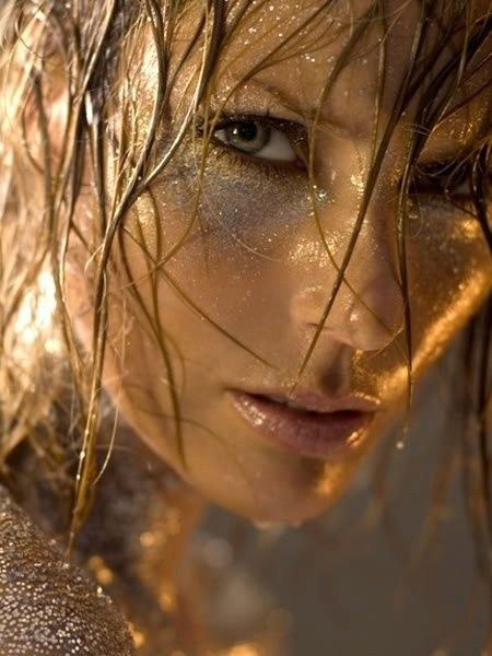 Midas Touch | Via~ LadyLuxury~ Akita, All That Glitters Is Gold, Foto Art, Golden Girl, Wet Look, Wet Hair, Belle Photo, Body Painting, Makeup Inspiration