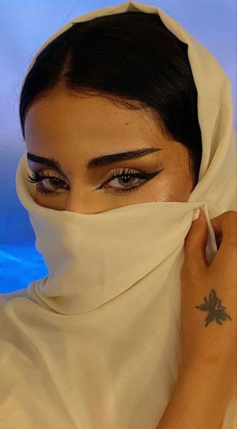 Arabic Inspired Makeup, Arab Makeup Aesthetic, Makeup Arabian Look Hijab, Balkan Makeup, Pretty Arabic Words, Arab Makeup Looks, Beautiful Arabic Women, Arabian Nights Makeup, Arabian Makeup Look
