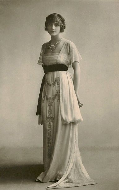 1910 Vintage Dresses | Lily Elsie 1910′s gown. Sooooooo romantic. It was also the most ... Paris Fashion Summer, Lily Elsie, Istoria Modei, Fashion 1910, Summer Gowns, Vintage Evening Gowns, Mode Rose, Mode Retro, 1910s Fashion