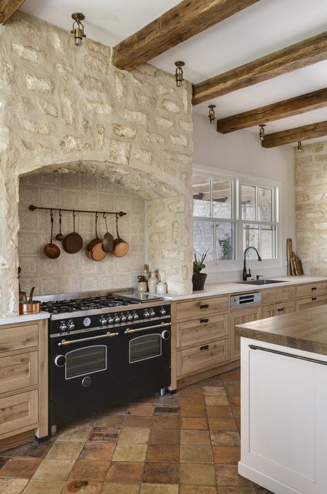 Country Classic Kitchen, Rustique Kitchen Design, Kitchen Interior Italian, Italian Villa Kitchen Interior Design, French Country Rustic Kitchen, Modern Italian Farmhouse Kitchen, Belgian Style Kitchen, Country Italian Kitchen, Italian Kitchen Interior