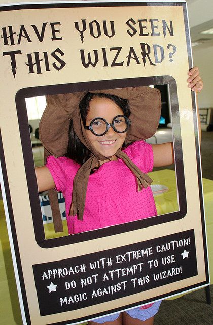 Such a friendly face for a dangerous wizard! Harry Potter Houses of Hogwarts tween event | by SJCPLS Harry Potter Photo Booth, Wizard Harry Potter, Harry Potter Photo, Harry Potter Library, Harry Potter School, School Fair, Harry Potter Classroom, Library Book Displays, Preschool Circle Time