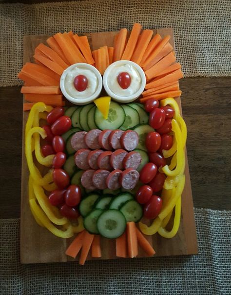 Owl plater - Woodland Theme Party - First birthday Owl Veggie Platter, Woodland Theme Appetizers, Woodland Veggie Tray Ideas, Woodland Snacks, Woodland Party Ideas, Owl Birthday Party Ideas, Woodland Party Food, First Birthday Woodland, Woodland Theme Party