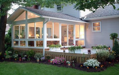 I love sunrooms! ♥ Like how this one leads to the hot tub. Four Season Sunroom, All Season Room, Balkon Decor, 4 Season Room, Four Seasons Room, Screened Porch Designs, Sunroom Addition, Three Season Room, Sunroom Designs