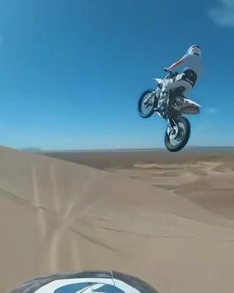 Dirt Bike Videos, Bike Offroad, Motor Video, Motocross Funny, Bike Videos, Bike Video, Dirt Bike Quotes, Dirt Biking, Motocross Love