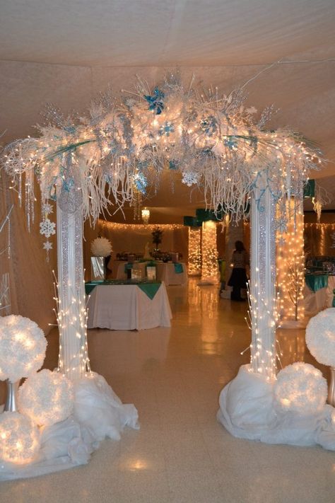 Simple Winter Wonderland Wedding, Winter Wonderland Back Drop Ideas, Winter Wonderland Wedding Ceremony, Winter Wonderland Party Decorations Centerpieces, Winter Land Decorations, Snow Ball Decor, Winter Wonderland Photo Backdrop Diy, Winter Wonderland Ideas Decorations, Winter Wonderland 15 Theme