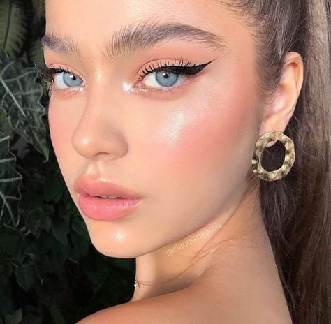 Dewy spring makeup 💫💗 discovered by Evie on We Heart It Elegantes Makeup, Bentuk Alis, Soft Natural Makeup, Dewy Makeup Look, Date Makeup, Dewy Makeup, Makijaż Smokey Eye, Eye Makeup Designs, Glowing Makeup