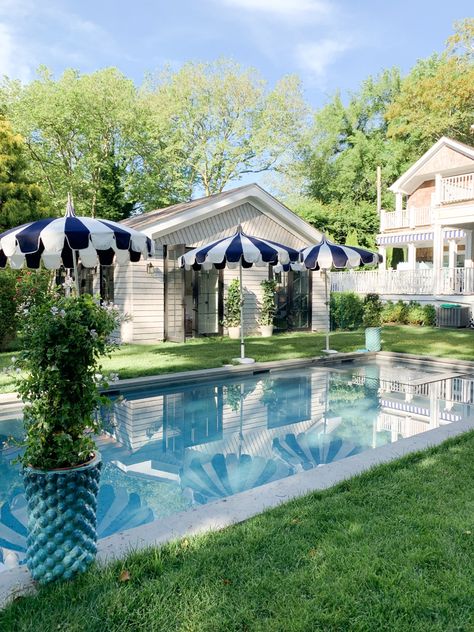 Look at this amazing outdoor space! It makes me want to lay out by the pool all day! Hampton Backyard, Hamptons Style Pool, Hamptons Backyard, Hampton Pool, Hamptons Pool, Baja Shelf, Sunken Hot Tub, Living Pool, Pool Umbrellas