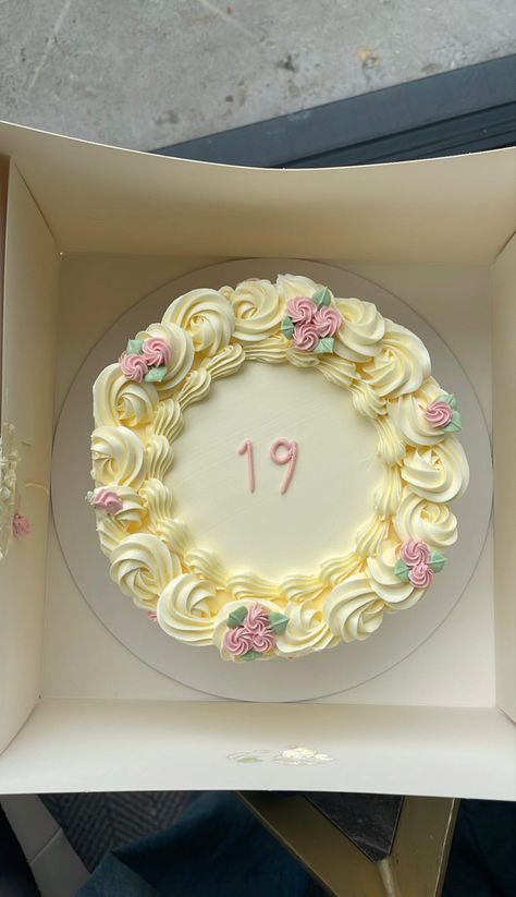 19th Birthday Ideas Simple, 18th Birthday Cake Vintage, Cake Ideas For 19th Birthday Girl, 19 Year Old Birthday Cake Ideas, 19tg Birthday Cake, Aesthetic 19th Birthday Cakes, Circle Cakes Birthday, Nineteenth Birthday Cake, 19 Years Old Birthday Cake