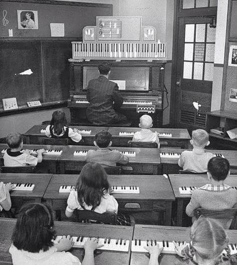 Piano class - 1947  We've come a long way, baby! Piano Tips, Group Piano Lessons, Piano Classes, Blues Piano, Learn Violin, Music Tech, Music School, Historical Images, Famous Photographers