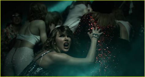 Taylor Swift Releases 'Look What You Made Me Do' Video During VMAs 2017 - WATCH HERE! Taylor Swift Lwymmd, Wallpapers Taylor Swift, Taylor Swift Nails, Fashion Identity, Taylor Swift Music Videos, Soft Grunge Aesthetic, Taylor Swift Web, Taylor Swift Music, Celebrity Look Alike