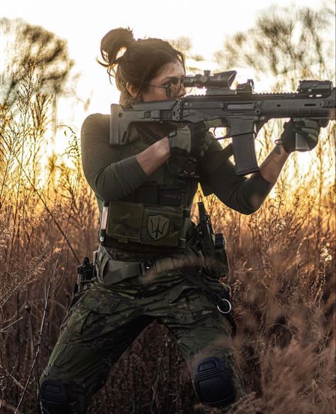 Army Girl Aesthetic, Soldier Aesthetic, Female Army Soldier, Military Aesthetic, Call Of Duty Modern Warfare, Army Women, Military Soldiers, Poses Photo, Military Girl