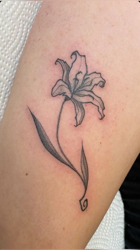 Subtle Tangled Tattoo, Tangled Spine Tattoo, Tangled Theme Tattoo, Disney Flowers Tattoo, Tangled Flower Tattoo Disney, Disney Leg Tattoos For Women, Flower From Tangled Tattoo, Tangles Tattoo, Repunzle Tattoo