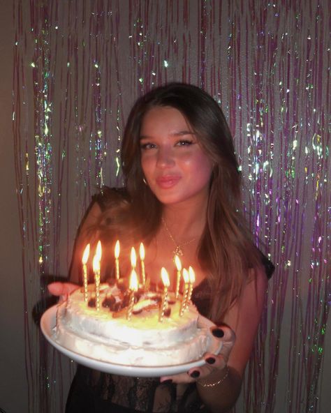 1/19/24 🪩 Pics With Balloons, January Cake, 22nd Birthday Party, Portfolio Photo, Pinterest Cake, Birthday Pics, Mom Cake, 22nd Birthday, Bday Girl