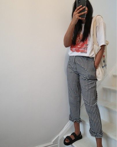 Outfits With Gingham Pants, Black White Gingham Pants Outfit, Plaid Capri Pants Outfit, Style Gingham Pants, How To Style Gingham Pants, Gingham Pants Outfit Fall, Gingham Pants Outfit Summer, Gingham Linen Pants, Chequered Trousers Outfit