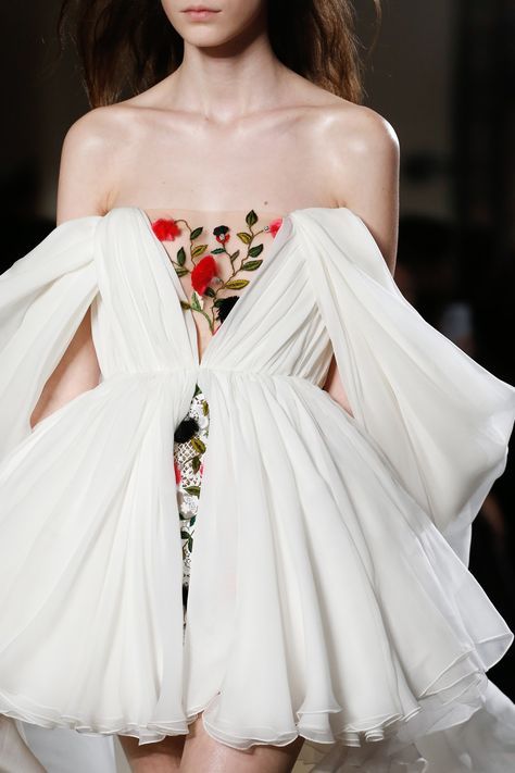 Giambattista Valli Spring 2018 Couture Collection - Vogue Detail Couture, Giambattista Valli Couture, Haine Diy, Mode Tips, Dress Off Shoulder, Prom Dresses For Sale, Couture Mode, Fashion White, Short Prom Dress