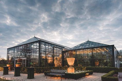 17 Greenhouse Wedding Venues That Bring the Outdoors In - WeddingWire Planterra Conservatory, Greenhouse Venue, Glass House Wedding, Events Place, Modern Wedding Venue, Michigan Wedding Venues, Garden Venue, Dream Venue, Greenhouse Wedding