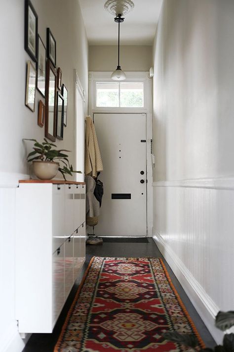 successfully adds shoe storage in a narrow hallway without making it feel cramped or unstylish! Small Entryways, Vstupná Hala, Hal Decor, Small Hallway Ideas, Narrow Entryway, Narrow Hallway Decorating, Apartment Entryway, San Francisco Houses, Hallway Design