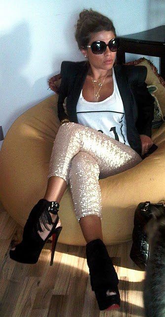 YASSS Zuhair Murad, Sparkly Leggings, Silver Leggings, Sequin Leggings, Tank Outfit, Looks Street Style, Ladies Night, Outfits For Women, Gold Sequin