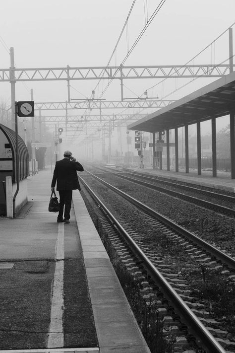 Photography In Train, Train Station Photoshoot Ideas, Train Pose Ideas, Train Photoshoot Aesthetic, Aesthetic Train Station, Train Station Photoshoot, Train Station Photography, Train Photoshoot, Train Tracks Photography