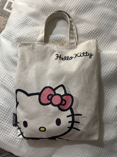Painting Bags Aesthetic, Tote Bags Hello Kitty, Tod Bag, Sanrio Tote, Hello Kitty Tote Bag, Hello Kitty Tote, Diy Tote Bag Design, Handpainted Tote Bags, Pretty Tote Bags