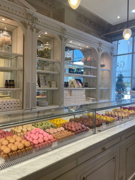 Paris France Cafe, Essen, Macarons In Paris, Elegant Bakery Interior, Paris Cafe Aesthetic Interior, France Cafe Interior, Paris Ice Cream Shop, Paris Café Aesthetic, Paris Bakery Exterior