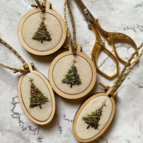 Natal, Mini Embroidery Ornaments, Embroidery Christmas Tree Ornaments, Mini Embroidery Hoop Christmas Ornaments, Embroidered Xmas Decorations, Embroidered Christmas Ornaments Diy, Embroidered Tree Ornaments, Hand Embroidered Ornaments Diy, Diy Embroidered Ornaments